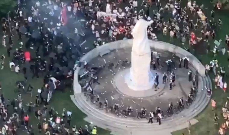 Protesters attack police at Grant Park, Chicago